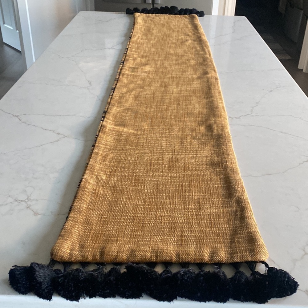 Gorgeous table runner - Picture 4 of 5
